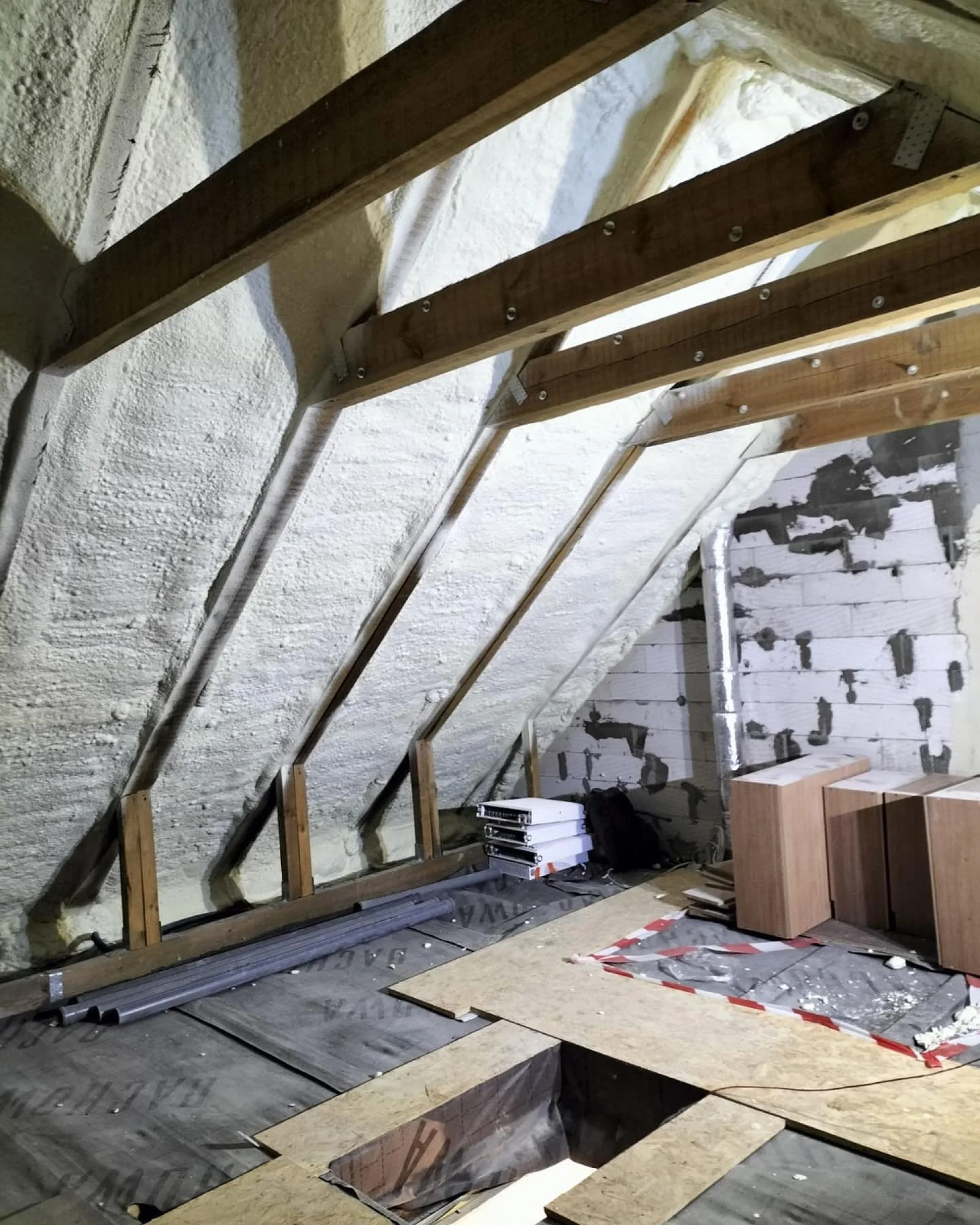 Mróz, upał i wilgoć: Jak pianka PUR radzi sobie z polskim klimatem?